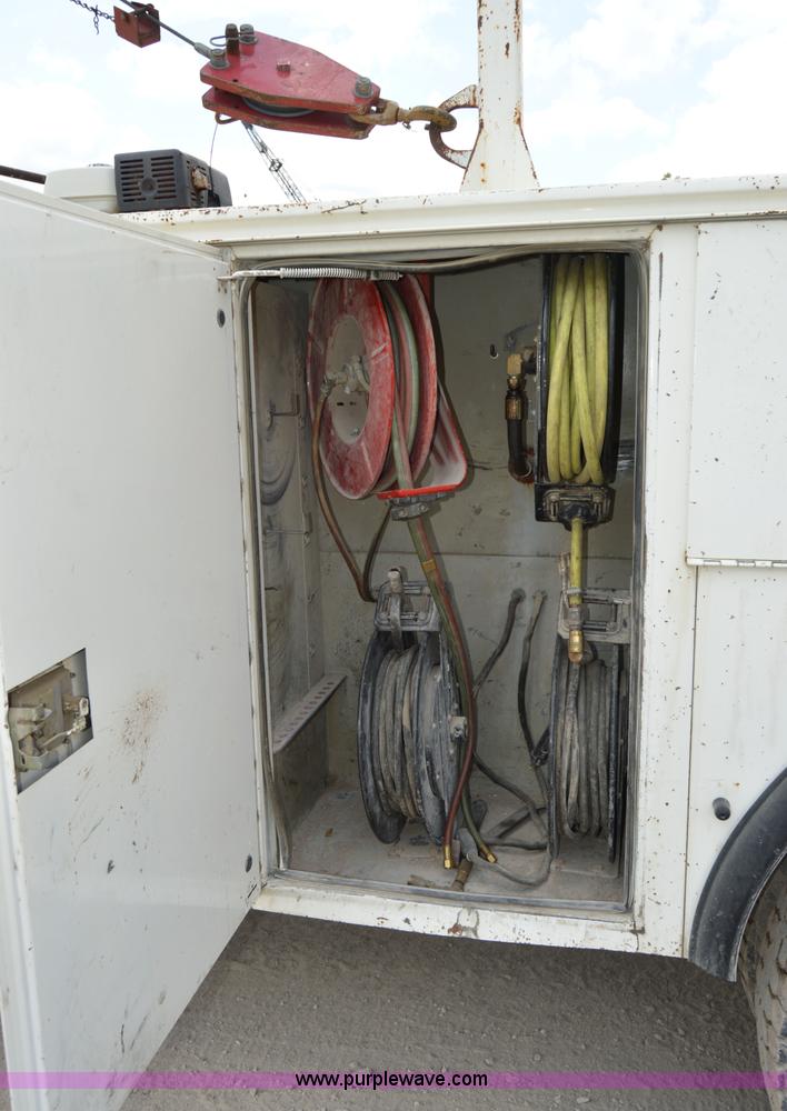 image for item I4614 1994 Ford F800 service truck with crane