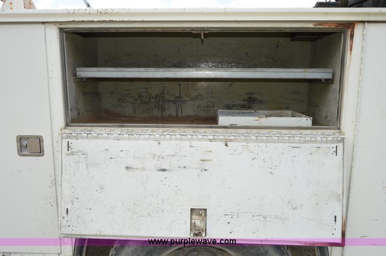 image for item I4614 1994 Ford F800 service truck with crane