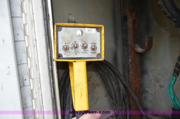 image for item I4614 1994 Ford F800 service truck with crane