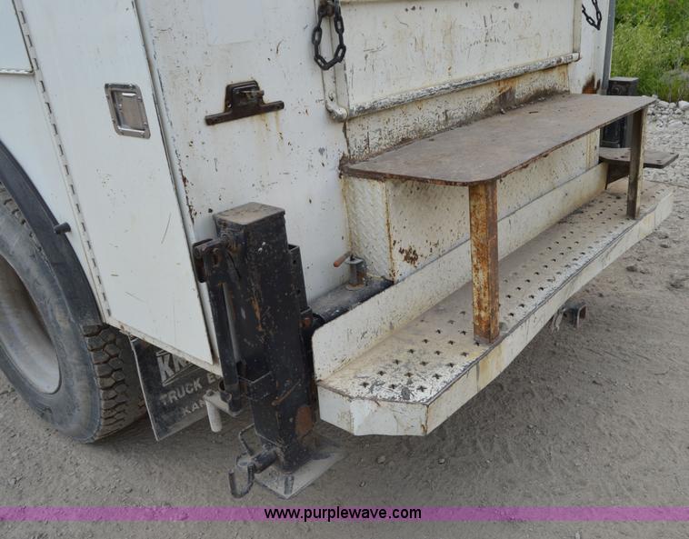 image for item I4614 1994 Ford F800 service truck with crane