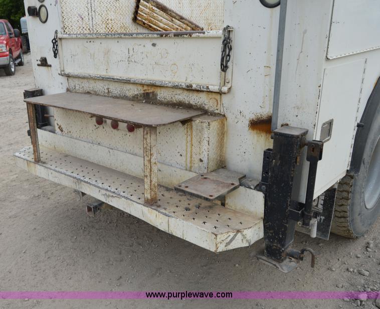 image for item I4614 1994 Ford F800 service truck with crane