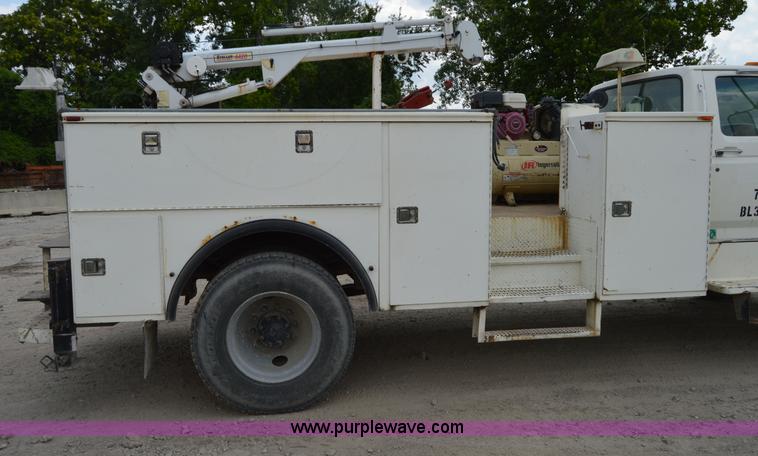 image for item I4614 1994 Ford F800 service truck with crane