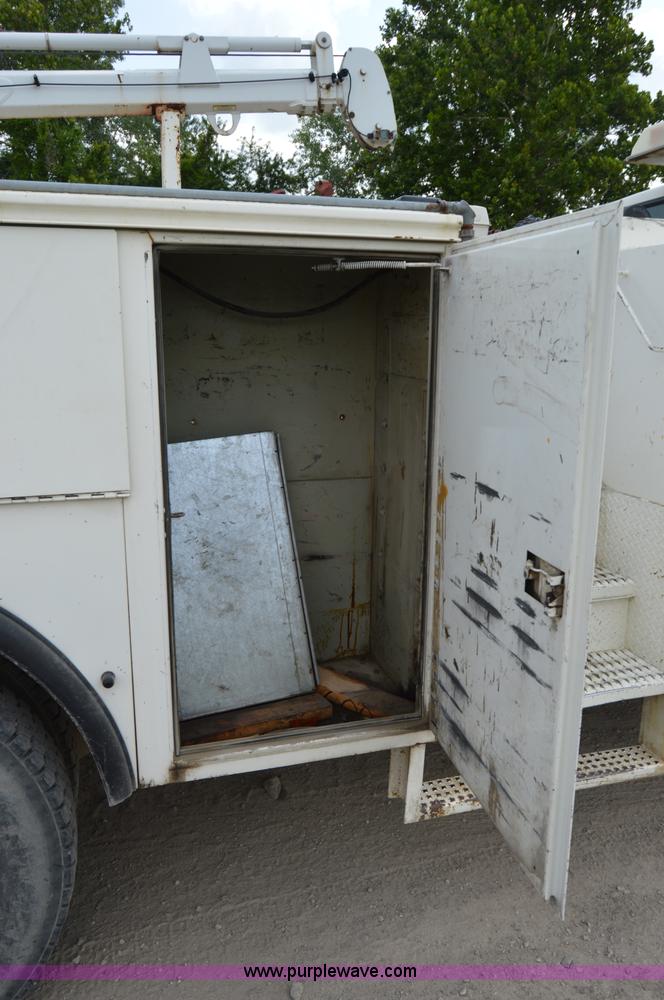 image for item I4614 1994 Ford F800 service truck with crane