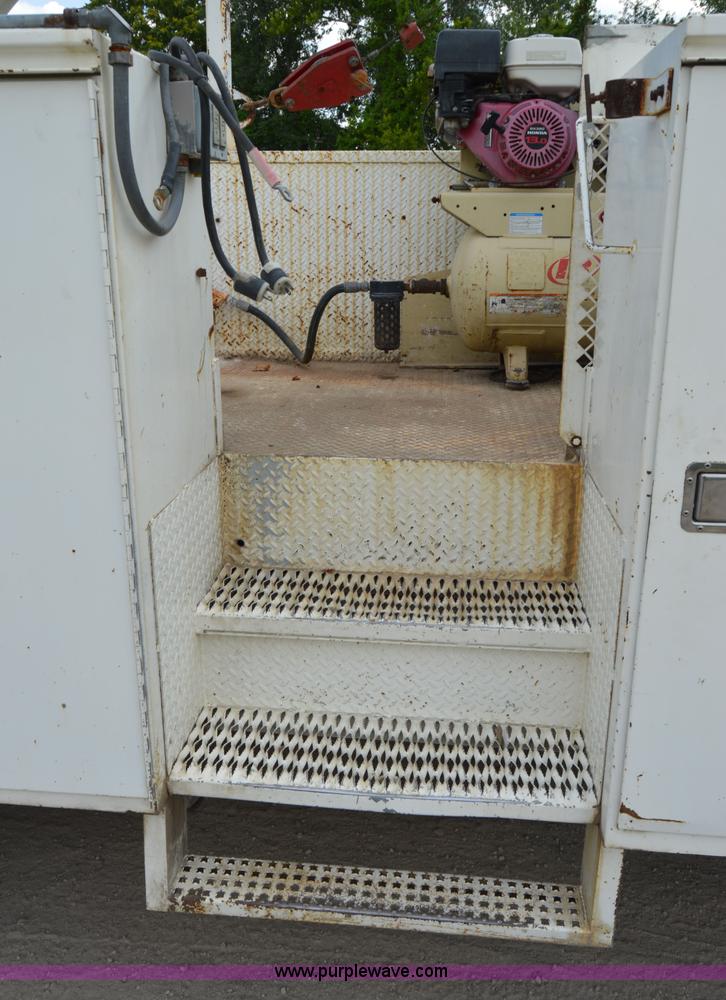 image for item I4614 1994 Ford F800 service truck with crane