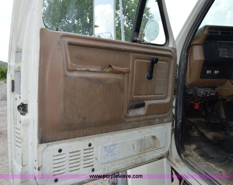 image for item I4614 1994 Ford F800 service truck with crane