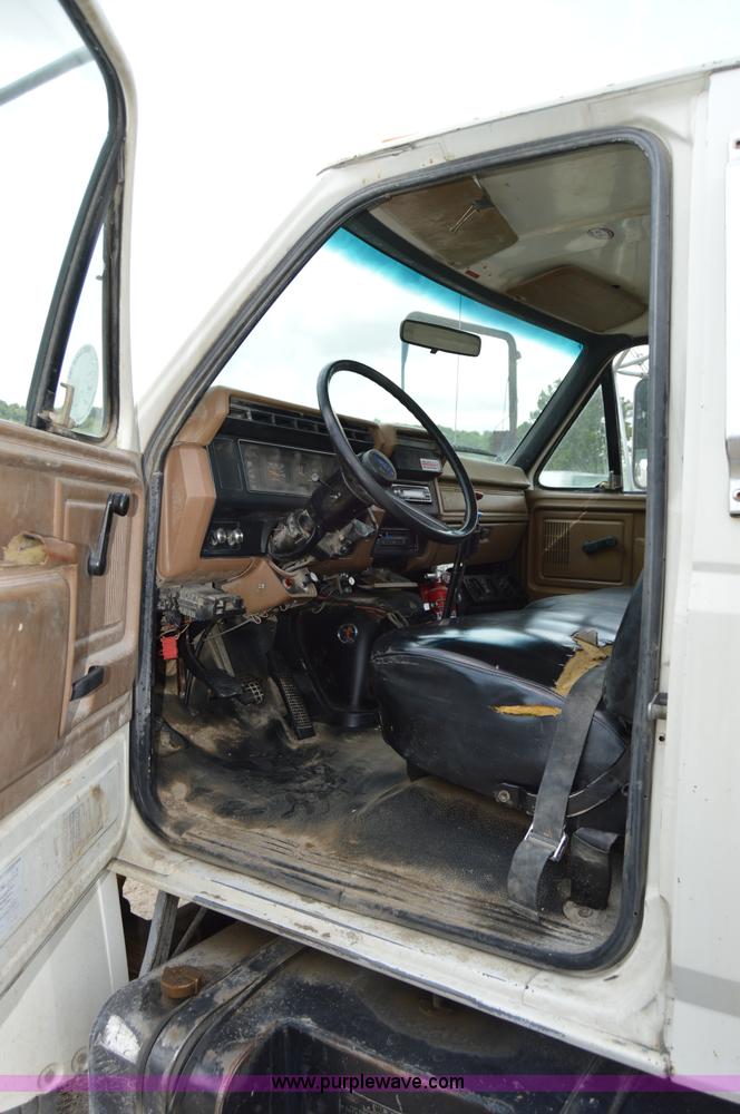 image for item I4614 1994 Ford F800 service truck with crane