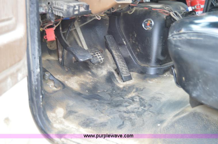 image for item I4614 1994 Ford F800 service truck with crane