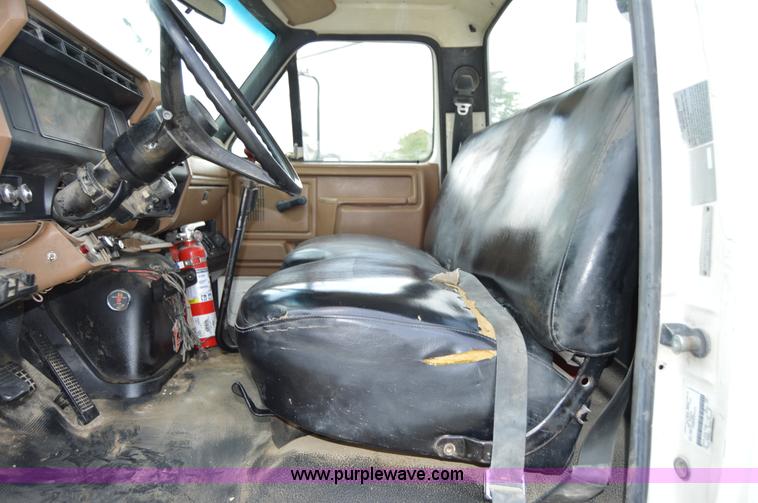 image for item I4614 1994 Ford F800 service truck with crane