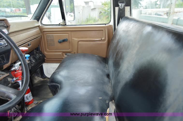 image for item I4614 1994 Ford F800 service truck with crane