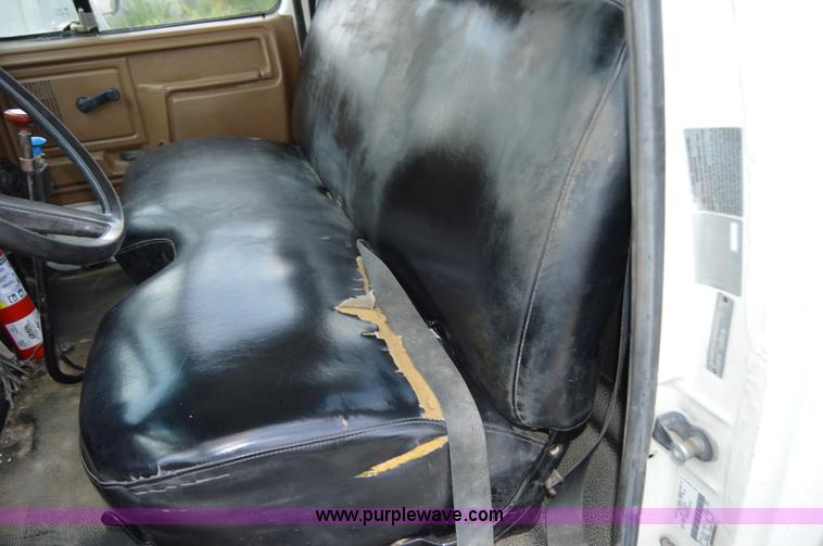 image for item I4614 1994 Ford F800 service truck with crane