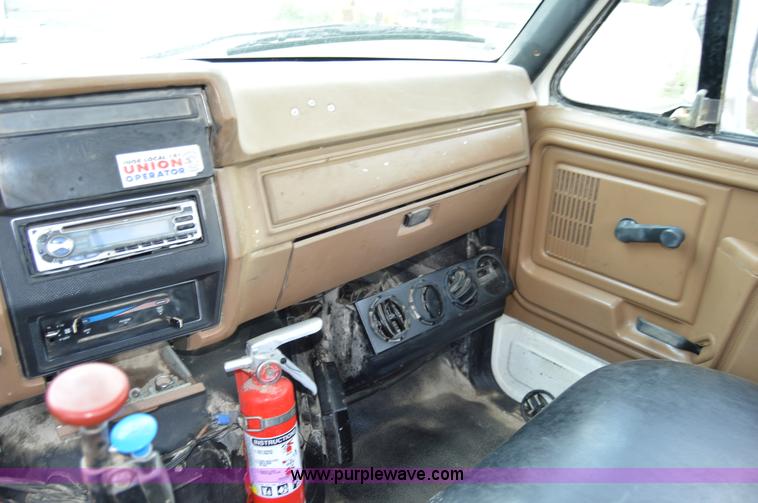 image for item I4614 1994 Ford F800 service truck with crane