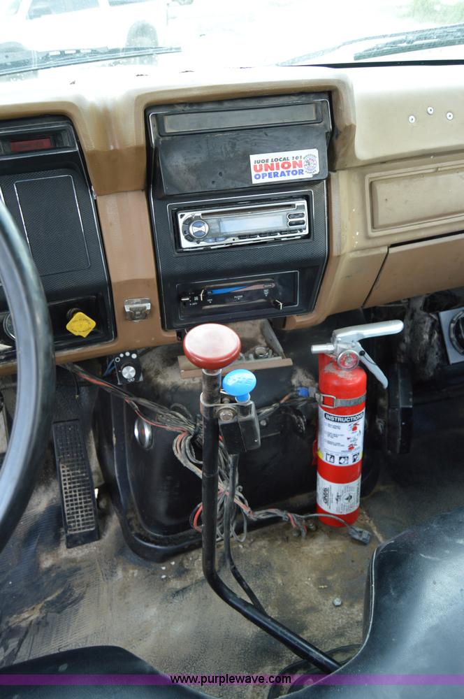 image for item I4614 1994 Ford F800 service truck with crane