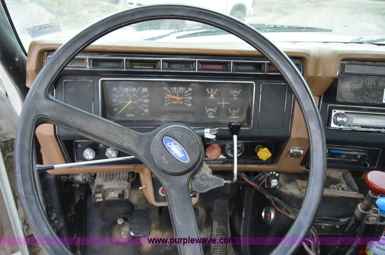 image for item I4614 1994 Ford F800 service truck with crane