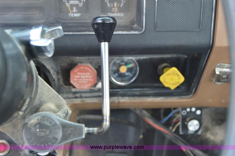 image for item I4614 1994 Ford F800 service truck with crane