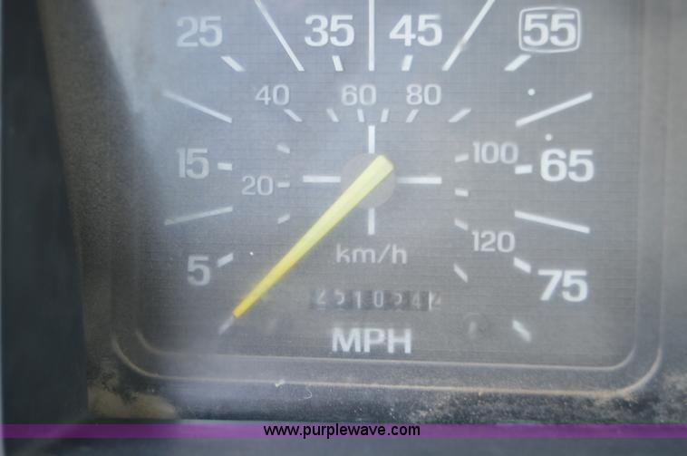 image for item I4614 1994 Ford F800 service truck with crane