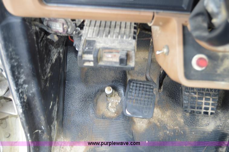 image for item I4614 1994 Ford F800 service truck with crane