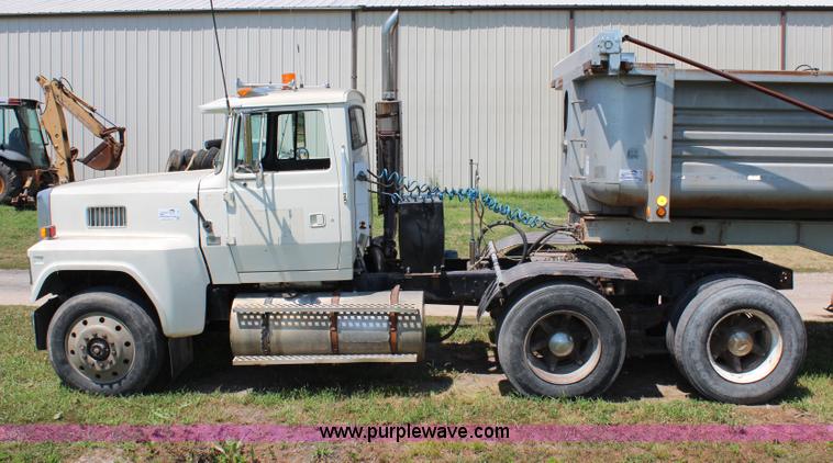 image for item J1129 1988 Ford LTL9000 semi truck