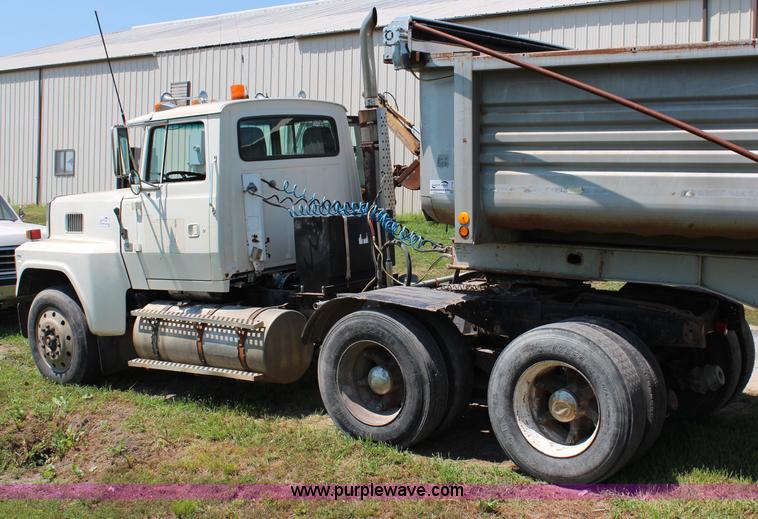 image for item J1129 1988 Ford LTL9000 semi truck