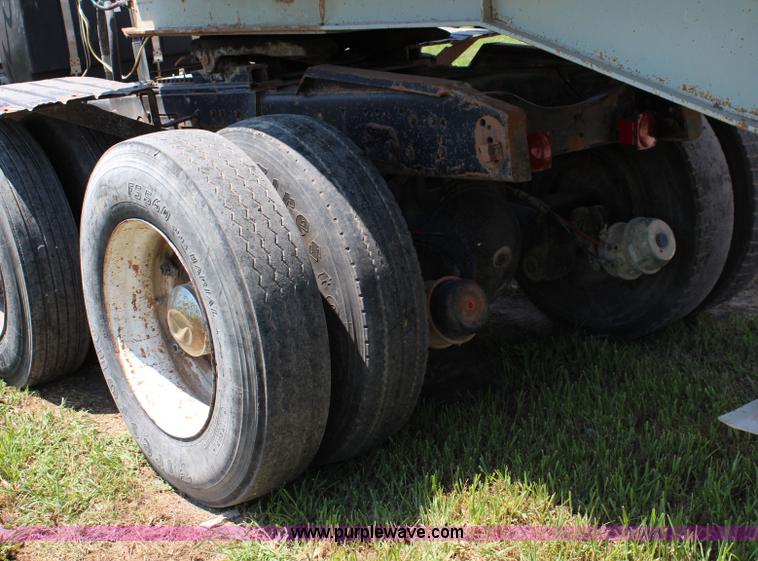 image for item J1129 1988 Ford LTL9000 semi truck