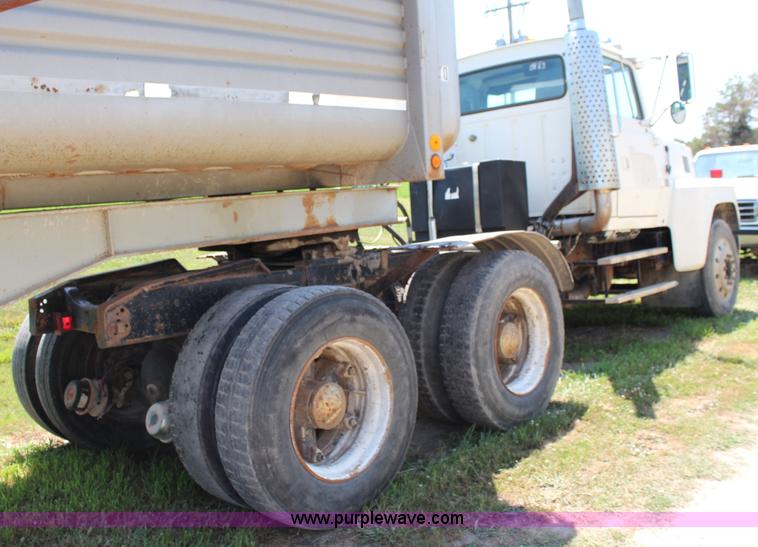 image for item J1129 1988 Ford LTL9000 semi truck