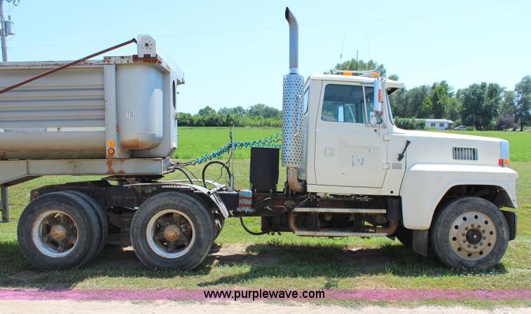image for item J1129 1988 Ford LTL9000 semi truck