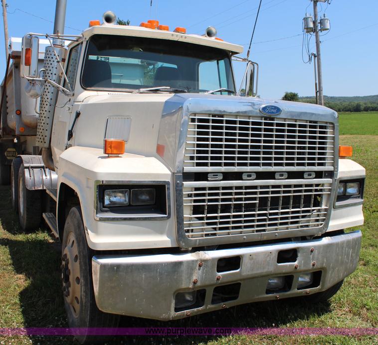 image for item J1129 1988 Ford LTL9000 semi truck