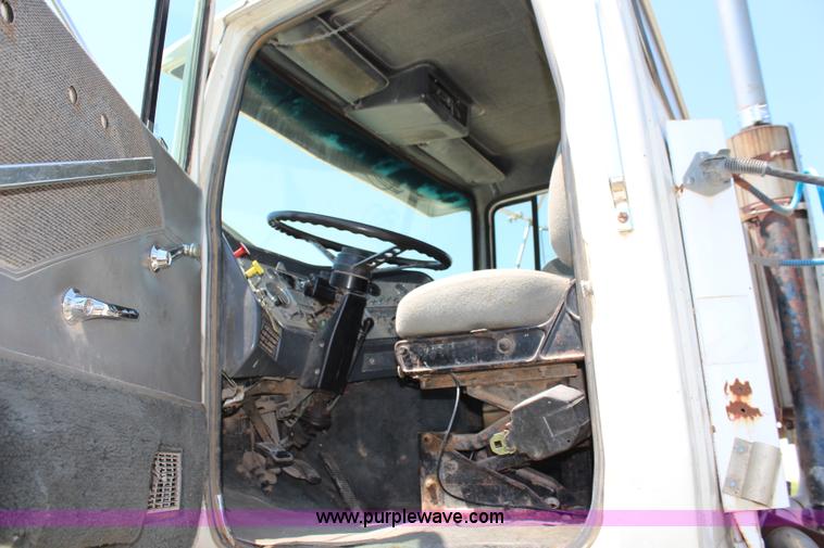 image for item J1129 1988 Ford LTL9000 semi truck