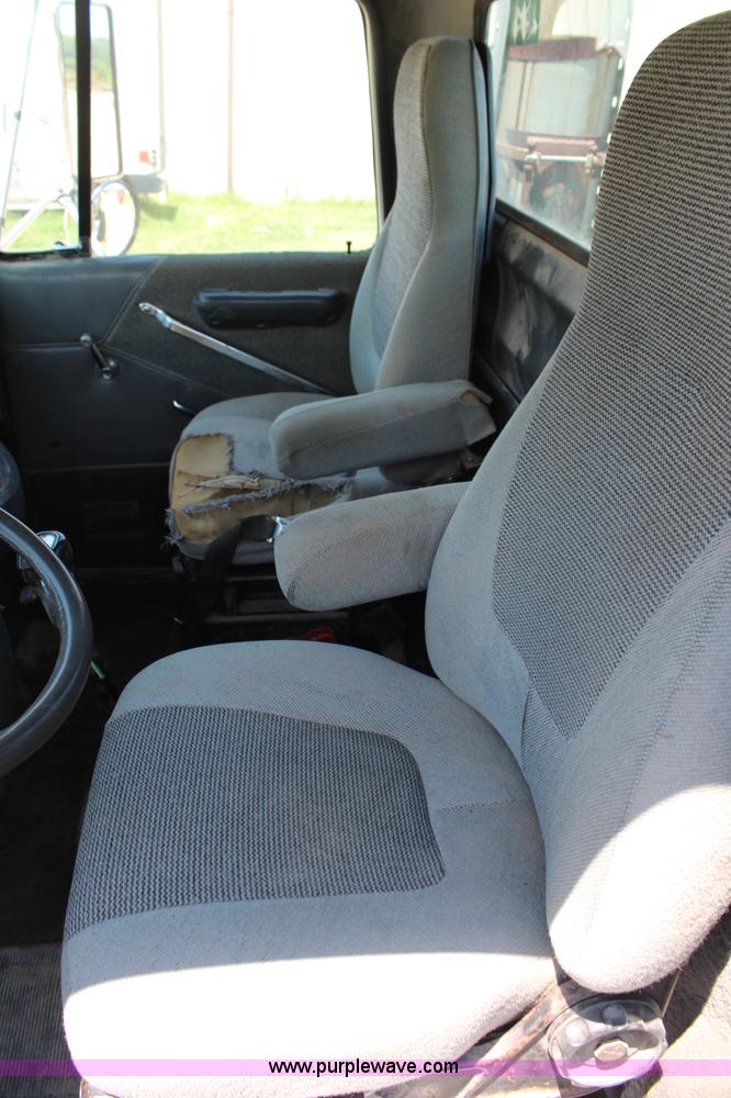 image for item J1129 1988 Ford LTL9000 semi truck