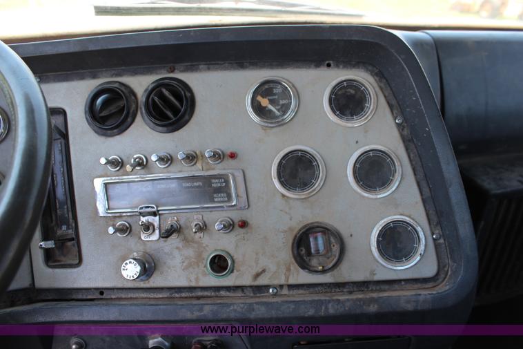 image for item J1129 1988 Ford LTL9000 semi truck