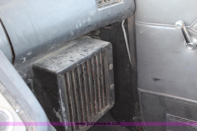 image for item J1129 1988 Ford LTL9000 semi truck