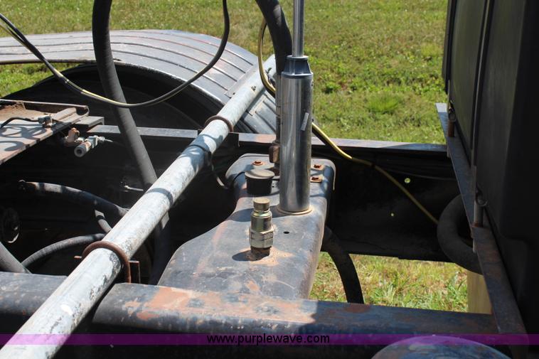 image for item J1129 1988 Ford LTL9000 semi truck