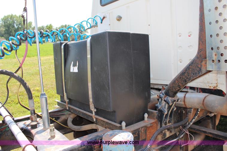 image for item J1129 1988 Ford LTL9000 semi truck