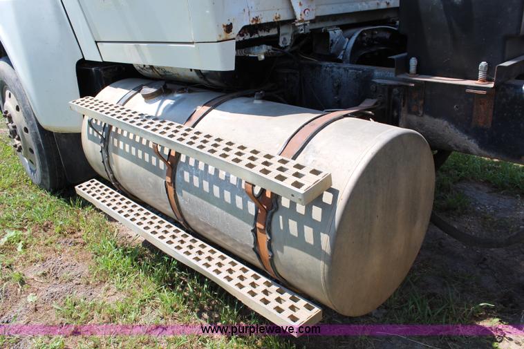 image for item J1129 1988 Ford LTL9000 semi truck