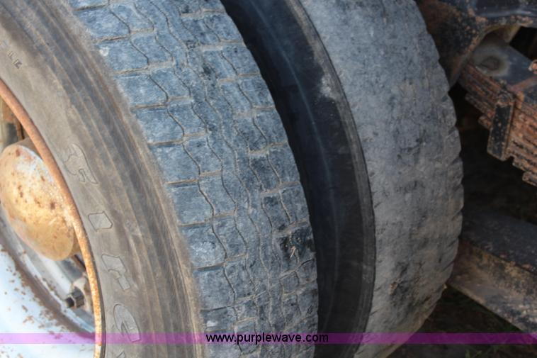 image for item J1129 1988 Ford LTL9000 semi truck