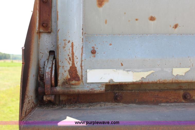 image for item J1152 1994 Clement end dump trailer