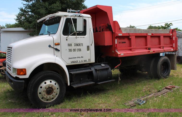 image for item J1160 1992 International 7100 dump truck