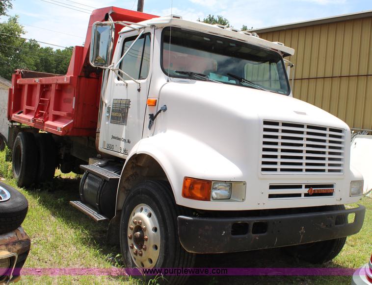 image for item J1160 1992 International 7100 dump truck