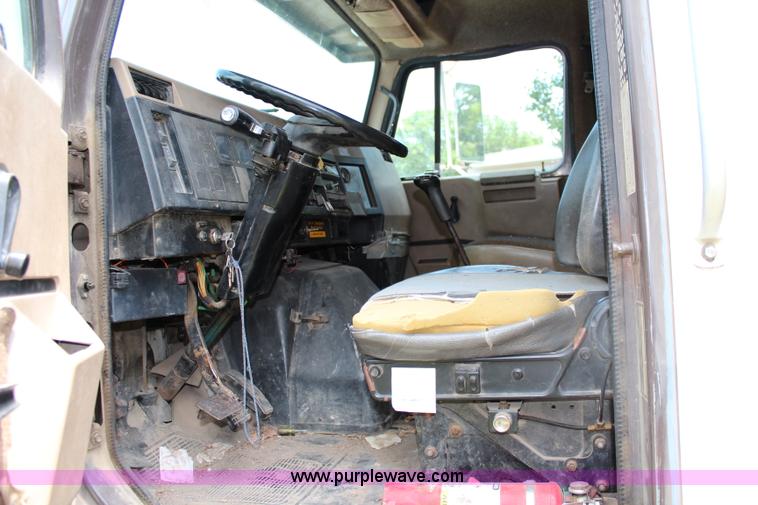 image for item J1160 1992 International 7100 dump truck