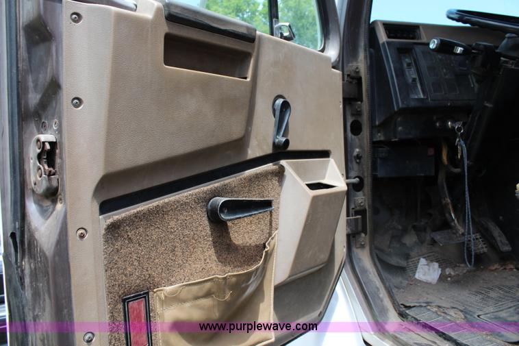 image for item J1160 1992 International 7100 dump truck