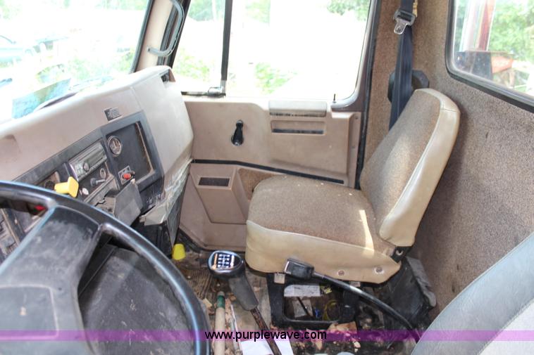 image for item J1160 1992 International 7100 dump truck