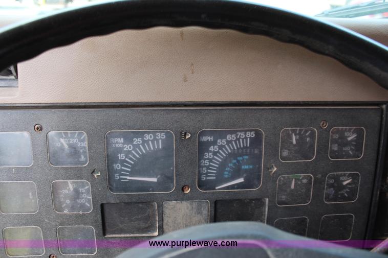 image for item J1160 1992 International 7100 dump truck