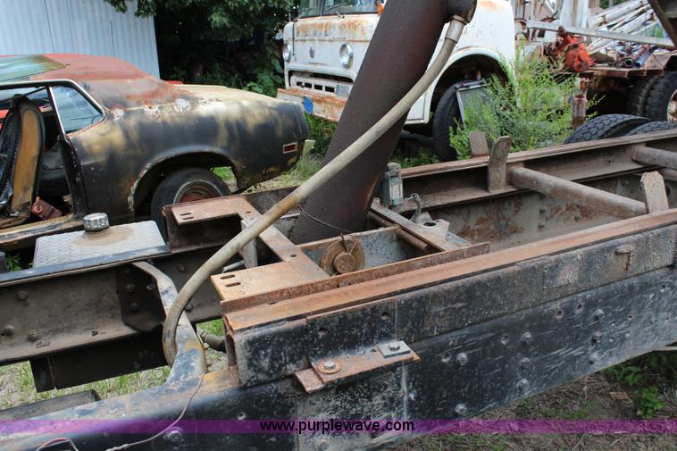 image for item J1160 1992 International 7100 dump truck