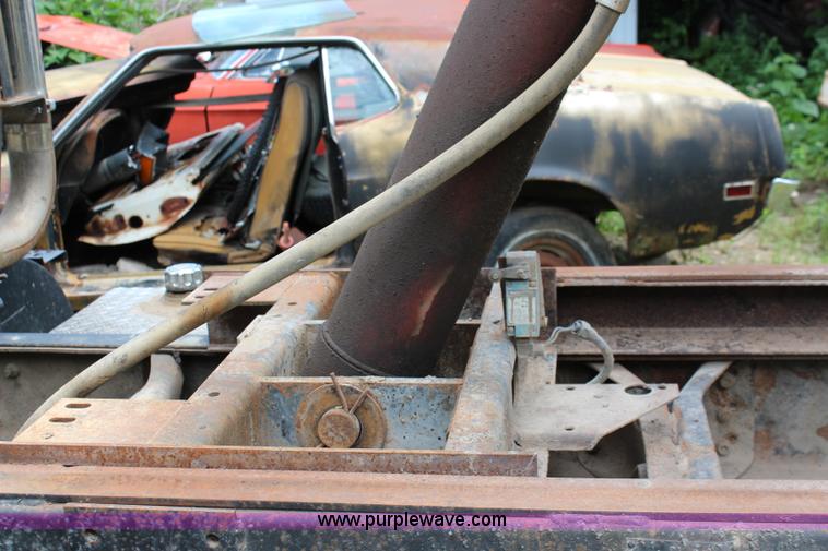 image for item J1160 1992 International 7100 dump truck