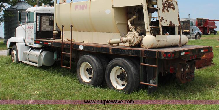 image for item J1181 1995 Freightliner FLD flatbed truck