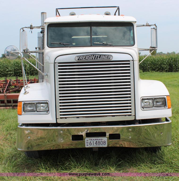 image for item J1181 1995 Freightliner FLD flatbed truck