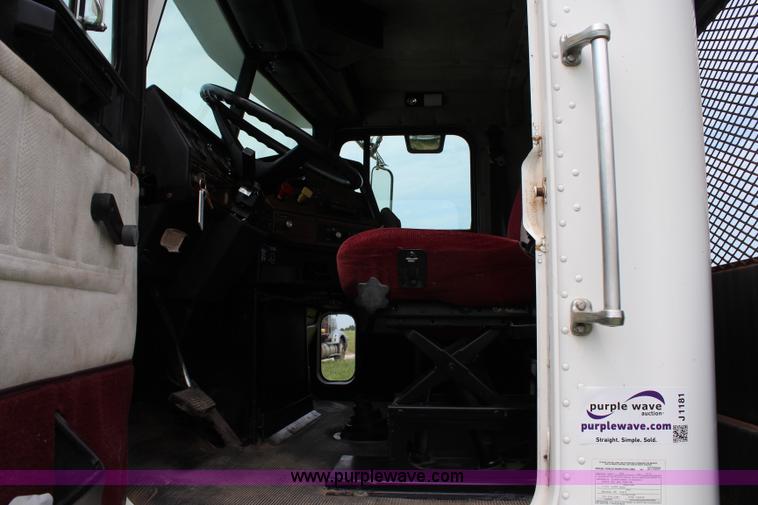 image for item J1181 1995 Freightliner FLD flatbed truck