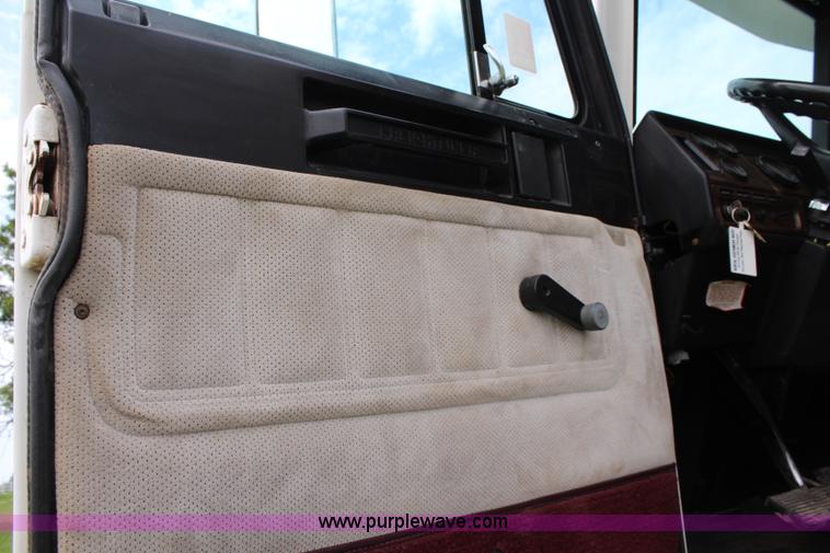 image for item J1181 1995 Freightliner FLD flatbed truck