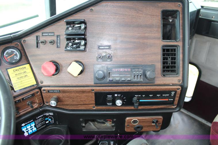 image for item J1181 1995 Freightliner FLD flatbed truck