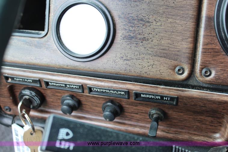 image for item J1181 1995 Freightliner FLD flatbed truck