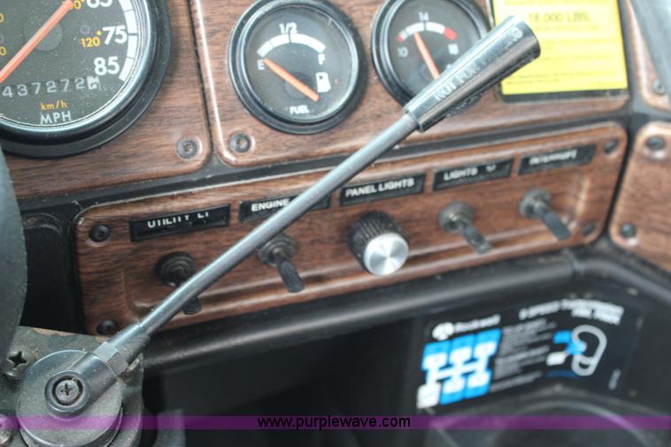 image for item J1181 1995 Freightliner FLD flatbed truck